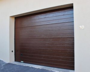puerta-garaje-seccional-imitacion-madera-veteada_3234495