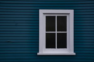 ventana-blanca-pared-azul