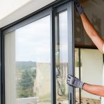 Proteger la casa asegurando las ventanas