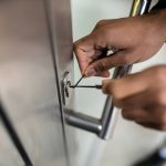 Principales técnicas que utilizan los ladrones para abrir las puertas sin llaves